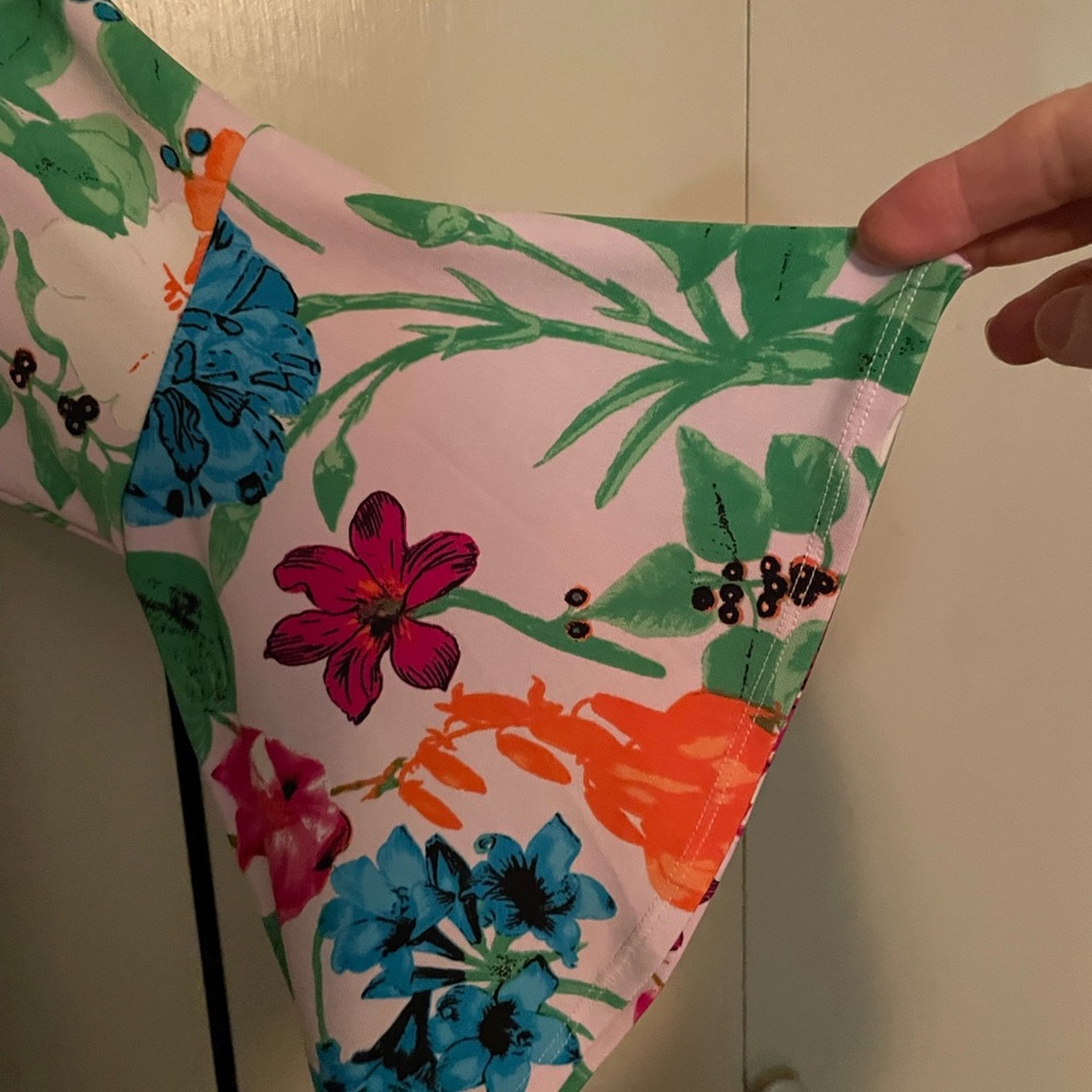 Ladies Beautiful top. - Picture 3 of 7